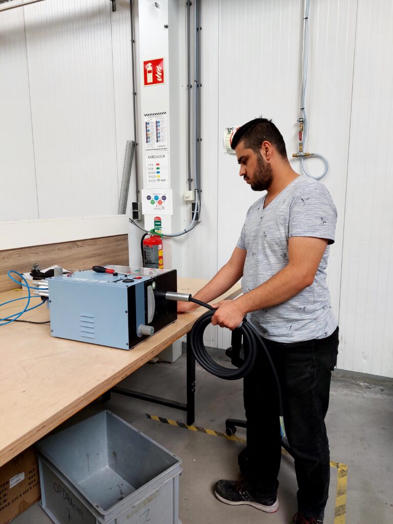 mand står og arbejder med en boks